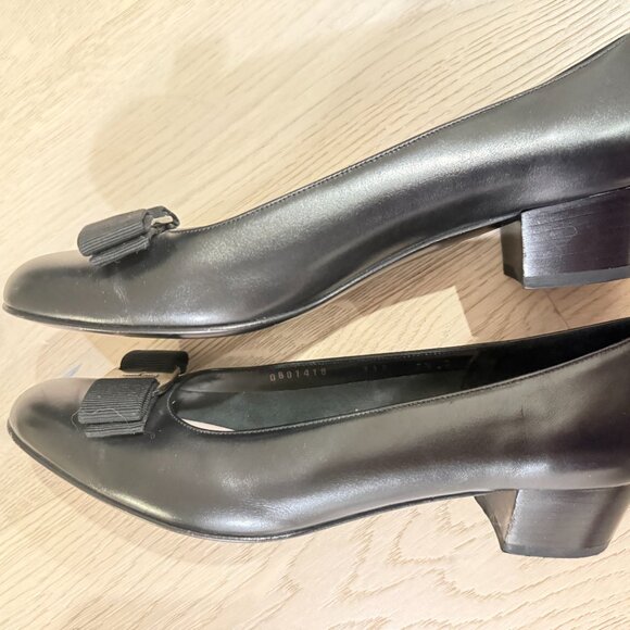 Ferragamo black vara pump - Picture 3 of 13